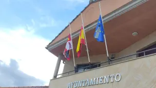 Banderas a media asta en Monterrubio por la muerte del niño salmantino.