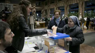 Ciudadanos votando en el Ayuntamiento de Zaragoza durante las Elecciones Generales de 2019