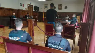 El acusado, de pie y de espaldas, durante el juicio celebrado este martes en la Audiencia de Teruel.