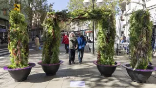 Arcos florales colocados en la plaza de las Canteras de Torrero.