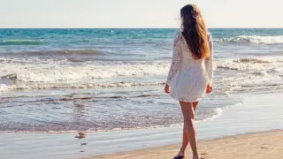 Una mujer en una playa de vacaciones.