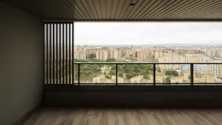 Son 198 pisos de 2, 3 y 4 habitaciones, con dos baños. La torre principal tiene 20 plantas.