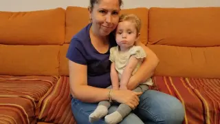 Diana Cubero con su hija Vega Gómez Cubero, que padece una enfermedad neurodegenerativa rara.