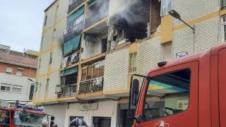 Fotografía de los efectos de una explosión de gas este jueves, en una vivienda ubicada en un bloque de pisos de la calle Hernando de Sotode Badajoz.