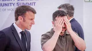 Zelenski, con el presidente de Francia, Emmanuel Macron, este jueves en la cumbre de la Comunidad Política Europea, en Moldavia.