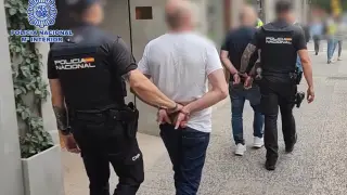 Dos de los georgianos detenidos, poco antes del registro de la habitación del hostal donde se alojaban.