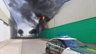 El incendio afecta a una nave situada en la zona sur del polígono de la localidad navarra
