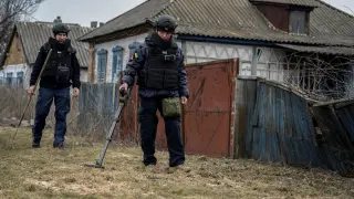 Inspección de un área en busca de minas y proyectiles sin explotar en la región de Kharkiv, en Ucrania.