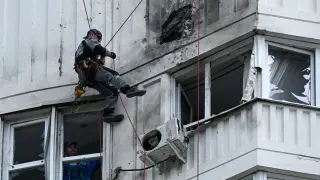 Un operario revisa una fachada después de un ataque con drones en Moscú.