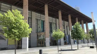 Archivo - Fachada del Auditorio de Zaragoza con árboles delante
