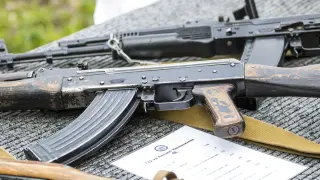 Foto de un fusil de asalto tipo Kaláshnikov