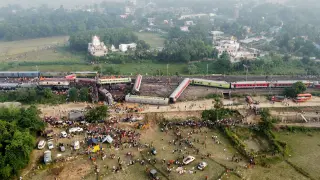 Imágenes del trágico y brutal choque de trenes en la India.