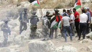 Manifestantes palestinos discuten con soldados israelíes durante los enfrentamientos que siguieron a una manifestación contra la expansión de los asentamientos israelíes en el área de la aldea de Beit Dajan, cerca de Cisjordania.