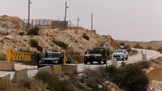 Vehículos se acercan a la frontera sur de Israel con Egipto, donde se ha producido el incidente