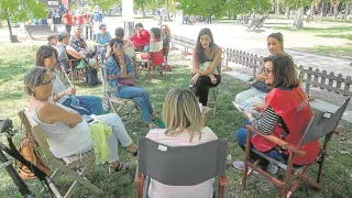 Dos de los círculos de la Biblioteca humana de este domingo 4 de junio en el paseo de los Bearneses del Parque Grande José Antonio Labordeta.