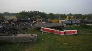 Las autoridades indias finalizan el trabajo de rescate y comienzan a limpiar los restos destrozados de dos trenes de pasajeros que descarrilaron en el este de India Associated Press/LaPresse Only Italy and Spain