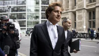 David Sherborne (centro), abogado del príncipe Harry de Gran Bretaña, llega al edificio Rolls del Tribunal Superior de Justicia.