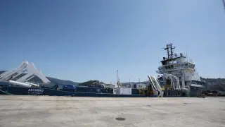 17/05/2023 El buque de inspección del pecio del 'Villa de Pitanxo', el ‘Artabro’, en el Puerto de Vigo, a 17 de mayo de 2023, en Vigo, Pontevedra, Galicia (España). El barco tiene previsto salir del Puerto de Vigo a lo largo del día de hoy con el objetivo de inspeccionar el pecio del ‘Villa de Pitanxo’ , naufragado a 450 kilómetros de la costa de Terranova (Canadá) en febrero de 2022. La salida de este barco llega después de que el Ministerio de Transportes, Movilidad y Agenda Urbana formalizase con ACSM Shipping el contrato de bajada al pecio. SOCIEDAD Javier Vázquez - Europa Press