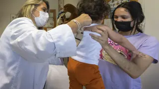La pediatra Teresa Cenarro ausculta a un paciente en el centro de salud de Sagasta de Zaragoza