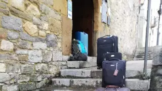 Maletas y mochilas frente a un albergue del Camino de Santiago.