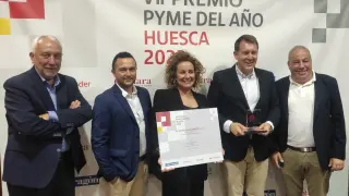 Representantes de la empresa ganadora del Premio Pyme Huesca 2023, Automóviles Cabrero SLU.