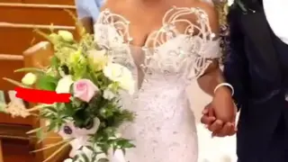 En este vídeo se puede ver cómo un hombre, mientras se está casando, no deja de mirar el móvil en todo momento al salir de la iglesia
