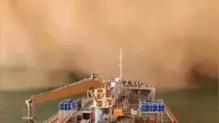 Una enorme tormenta de arena cubre por completo el Canal del Suez