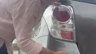 Dos hermanas ayudan a su padre a reparar una abolladura de su coche con un dildo