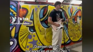 Damien, de 'OT', tocando en el metro de Madrid.