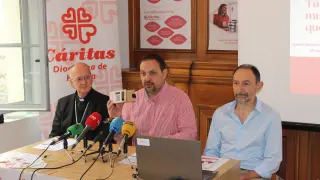 El obispo de Huesca, Julián Ruiz; el secretario general de Cáritas Huesca, Jaime Esparrach y el director de la entidad, Felipe Munuera.