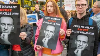 Imagen de archivo de manifestantes con pancartas a favor de la libertad de Alexei Navalni.
