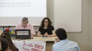 Javier Arredondo y Raquel Montoiro, durante la presentación en el centro Joaquín Roncal de Zaragoza.