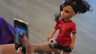 La muñeca Nancy con la equipación de fútbol femenino de España.
