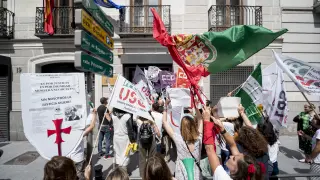 Manifestantes sostienen pancartas durante una concentración frente al Ministerio de Justicia,