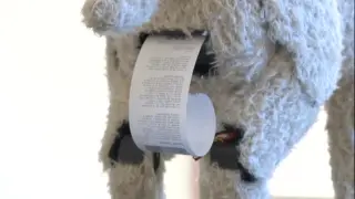 Un perro robot se hace famoso por defecar críticas de arte