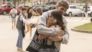 Dos jóvenes se abrazan de alegría tras terminar uno de los exámenes de la Evau este jueves en el campus de San Francisco de Zaragoza