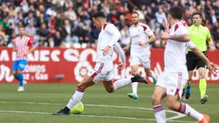 Maikel Mesa tira un penalti con el Albacete.
