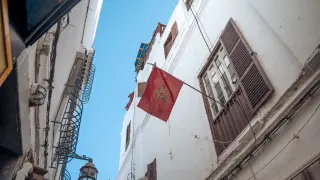 Una bandera de Marruecos en una calle de la Medina de Tánger.