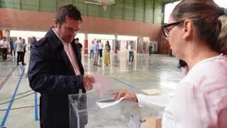 Antonio Laborda en el momento de depositar su voto el domingo 28 de mayo.