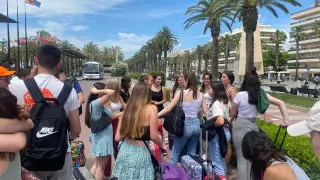Llegada de estudiantes aragoneses a Salou para disfrutar después de las pruebas de la Evau.