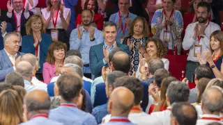 Los asistentes al comité federal del PSOE aplauden a Pedro Sánchez.