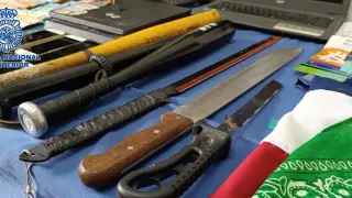 La Policía se incautó de cerca de dos kilos de marihuana, más de 7.700 euros, machetes, cuchillos y bates de beisbol, así como elementos de simbología de la banda de los Trinitarios