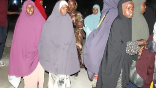 Varias mujeres somalíes huyen del lugar donde se ha producido el ataque terrorista de Somalia.