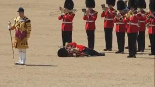 Tres soldados británicos se desmayan por el calor durante los ensayos de un desfile en Londres