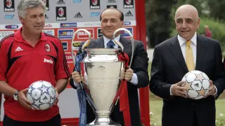 Berlusconi, junto a Ancelotti y Galliani.