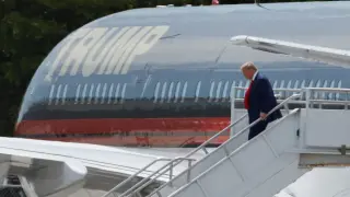 Donald Trump llegando al aeropuerto internacional de Miami.