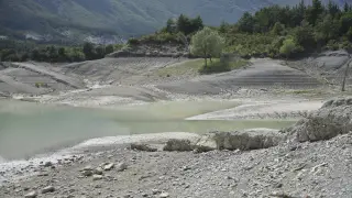 El embalse de Arguis es otra de las imágenes de la sequía en Aragón.