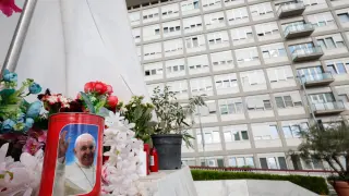 Flores junto al hospital donde se encuentra ingresado el papa Francisco