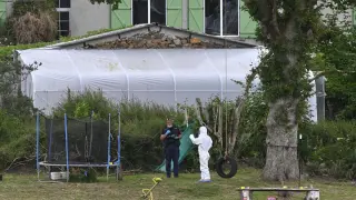 Policía francesa en Plonévez-du-Faou, donde un vecino ha disparado a una niña de 11 años.