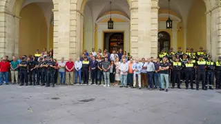 Representantes de varios sindicatos policiales guardan un minuto de silencio en el andén del Ayuntamiento de Sevilla en apoyo a los familiares de Agente de Policía Nacional fallecido en acto de servicio en Andújar (Ja